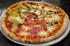 Don-Carlos_Speisen-Pizza-Capricciosa